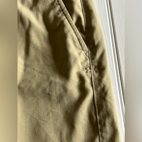 UNDER ARMOUR youth size large loose fitting shorts with adjustable waist - Picture 3 of 7